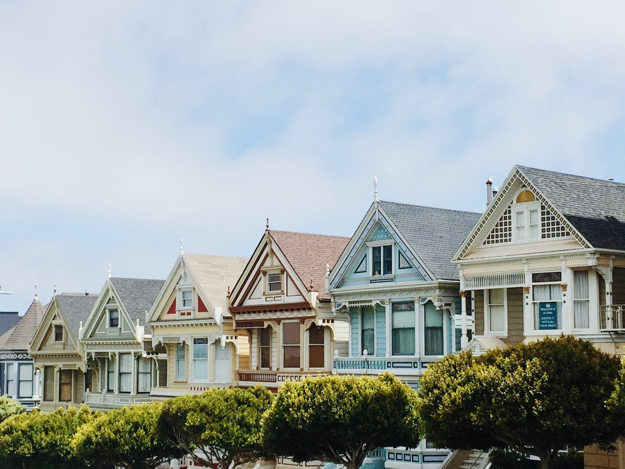 services-03 Iconic Painted Ladies Victorian houses in San Francisco with clear blue skies.